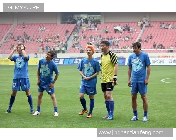 足球明星与娱乐圈明星亲密互动共聚一堂引发粉丝热议与期待